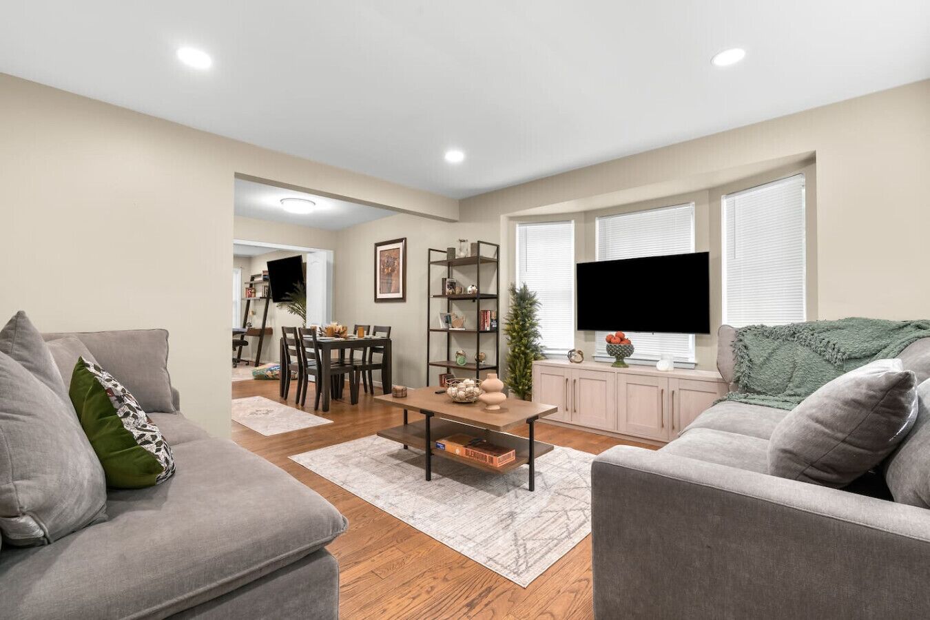 Televisio, takka, videopelejä, työhuone