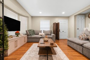 TV, fireplace, video games, offices - Newly Renovated in Historic Neighborhood Near DTW (Dearborn)