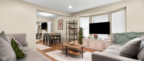 Een televisie, een open haard, videogames en een kantoor