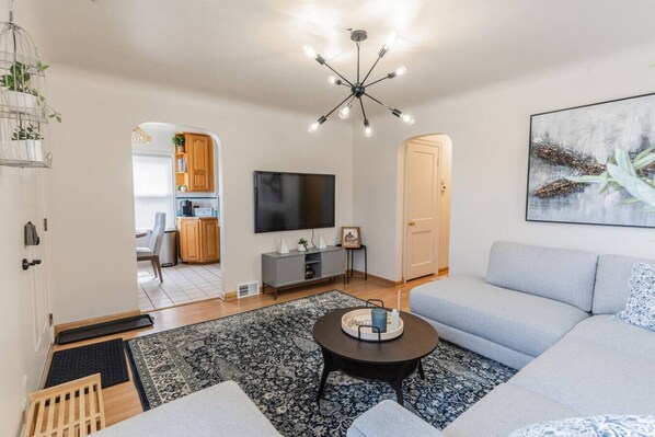 TV, video games - 4 Bedroom 2 and a half bath that Sleeps 8 Near it all Ford Telegraph (Dearborn)