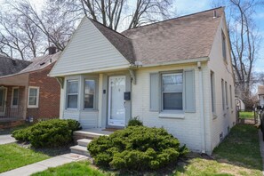 Exterior - 4 Bedroom 2 and a half bath that Sleeps 8 Near it all Ford Telegraph (Dearborn)