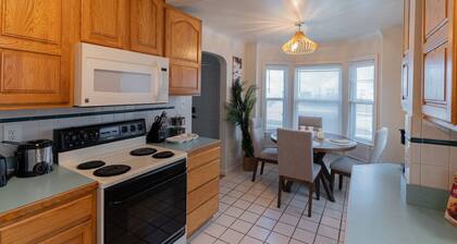 4 Bedroom 2 and a half bath that Sleeps 8 Near it all Ford Telegraph