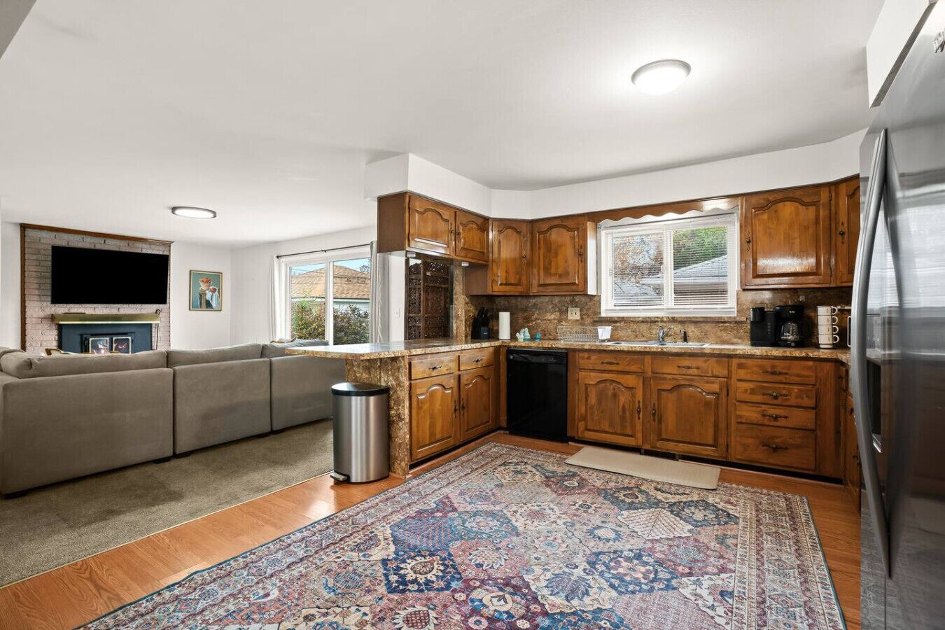 Jääkaappi, mikroaaltouuni, uuni, liesi