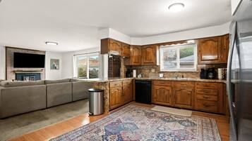 Jääkaappi, mikroaaltouuni, uuni, liesi