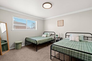 4 Schlafzimmer, Schreibtisch, Bügeleisen/Bügelbrett, Reisekinderbett