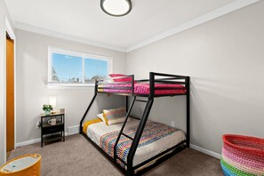 4 habitaciones, escritorio y tabla de planchar con plancha 