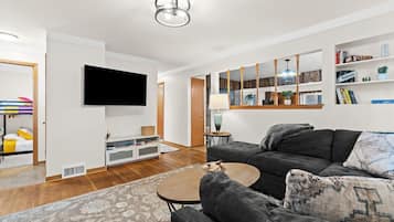 Älytelevisio, takka, työhuone