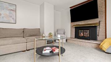 Älytelevisio, takka, työhuone