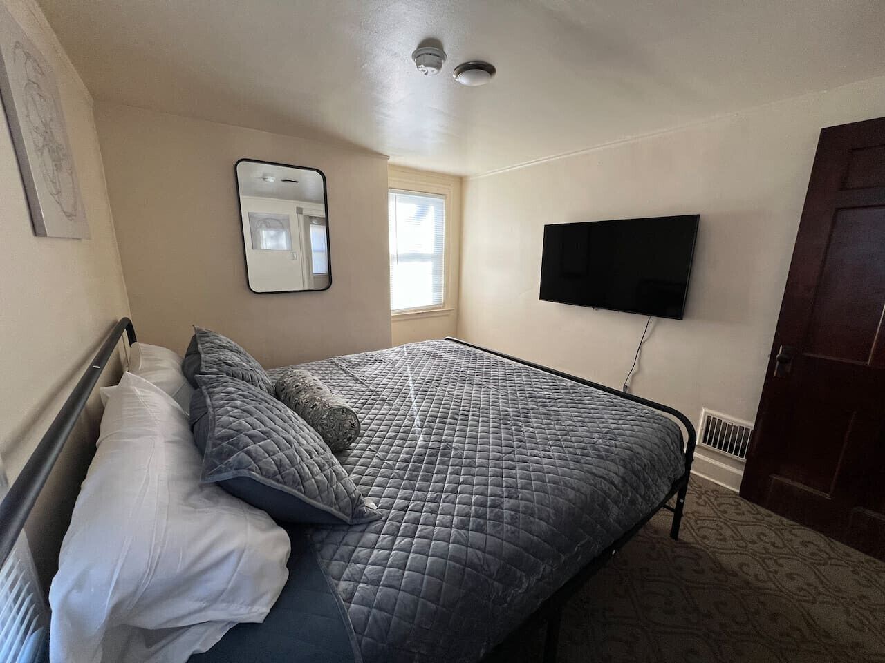 2 dormitoris, escriptori, planxa i posts de planxar i wifi gratuïta 