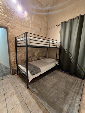 2 bedrooms, iron/ironing board, travel crib, free WiFi - 60m² apartment in a historic and authentic environment (Beaucaire)