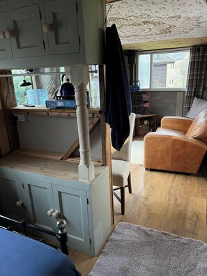 Cabin | 1 bedroom, bed sheets - Tranquil Lodge Retreat in Swindon (Swindon)