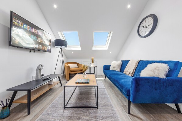 Căn hộ, 2 giường đôi, sân hiên, quang cảnh thành phố (The Hyde - Apt 4) | Khu phòng khách | TV màn hình phẳng 42-inch có truyền hình kỹ thuật số 