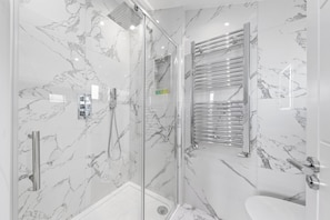 Apartment, 2 Double Beds, Patio, City View (The Hyde - Apt 4) | Bathroom | Free toiletries, towels, toilet paper - The Hyde - Apt 4 (London)