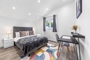 Căn hộ, 2 giường đôi, sân hiên, quang cảnh thành phố (The Hyde - Apt 4) | 2 phòng ngủ, trang trí khác biệt 