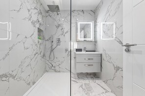 Lägenhet - flera sängar - uteplats - utsikt mot staden (The Hyde - Apt 5) | Badrum | Gratis toalettartiklar och handdukar