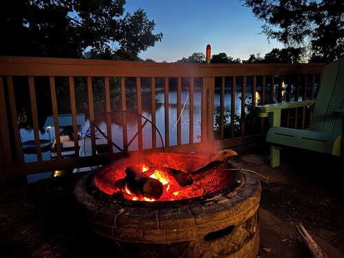 4-Bedroom Lake-side Retreat with New Dock!