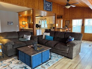 Smart TV, fireplace - 4-Bedroom Lake-side Retreat with New Dock! (Harrodsburg)