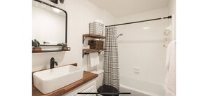 Secadora de cabello, toallas, jabón, papel de baño 