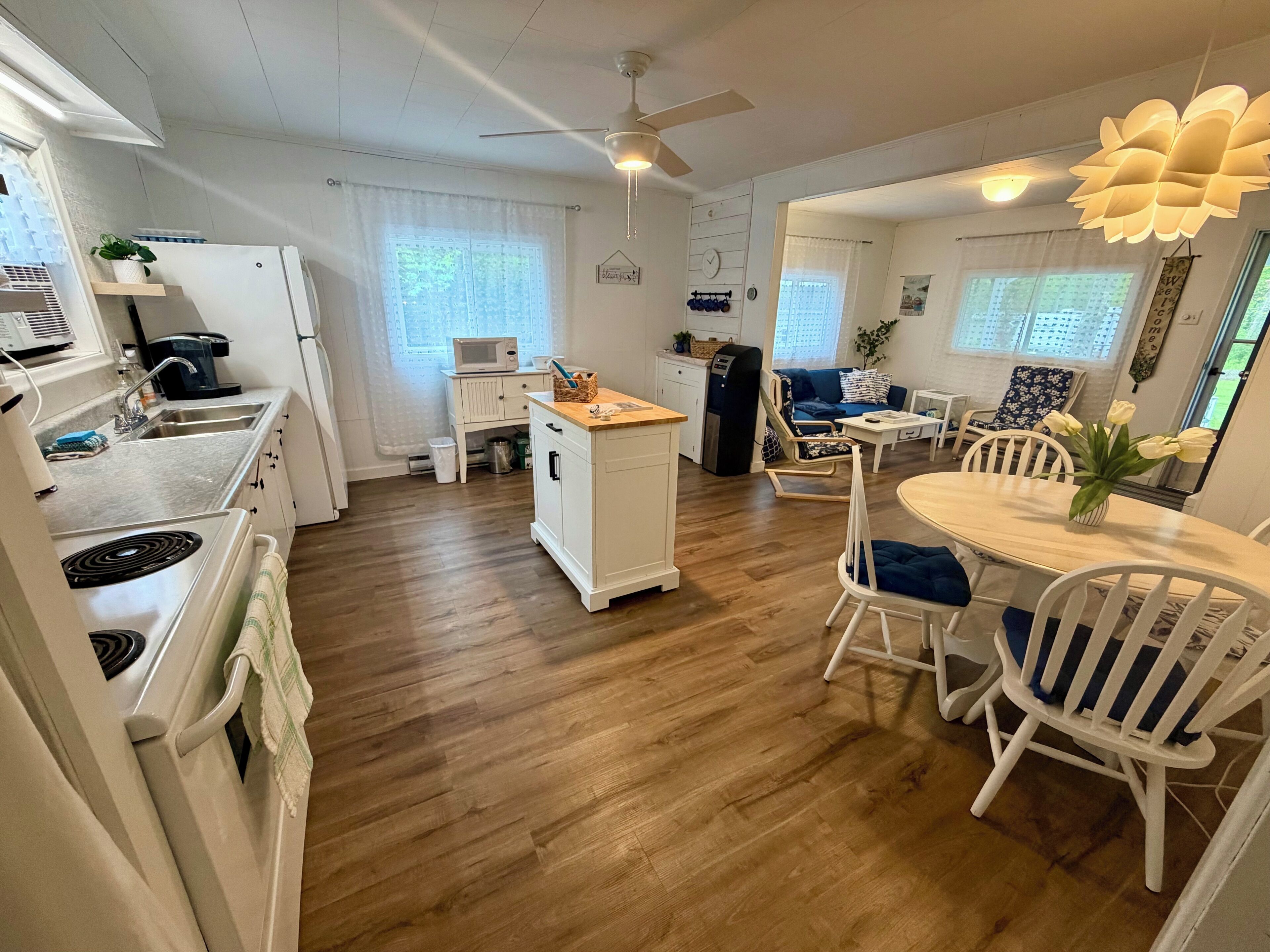Réfrigérateur, four à micro-ondes, un four, surface de cuisson