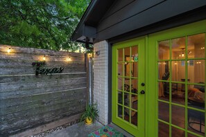 Exterior detail - Woodstone Casita~Lush backyard~Central location (Austin)