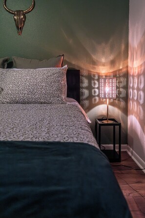2 bedrooms, desk, iron/ironing board, free WiFi - Woodstone Casita~Lush backyard~Central location (Austin)