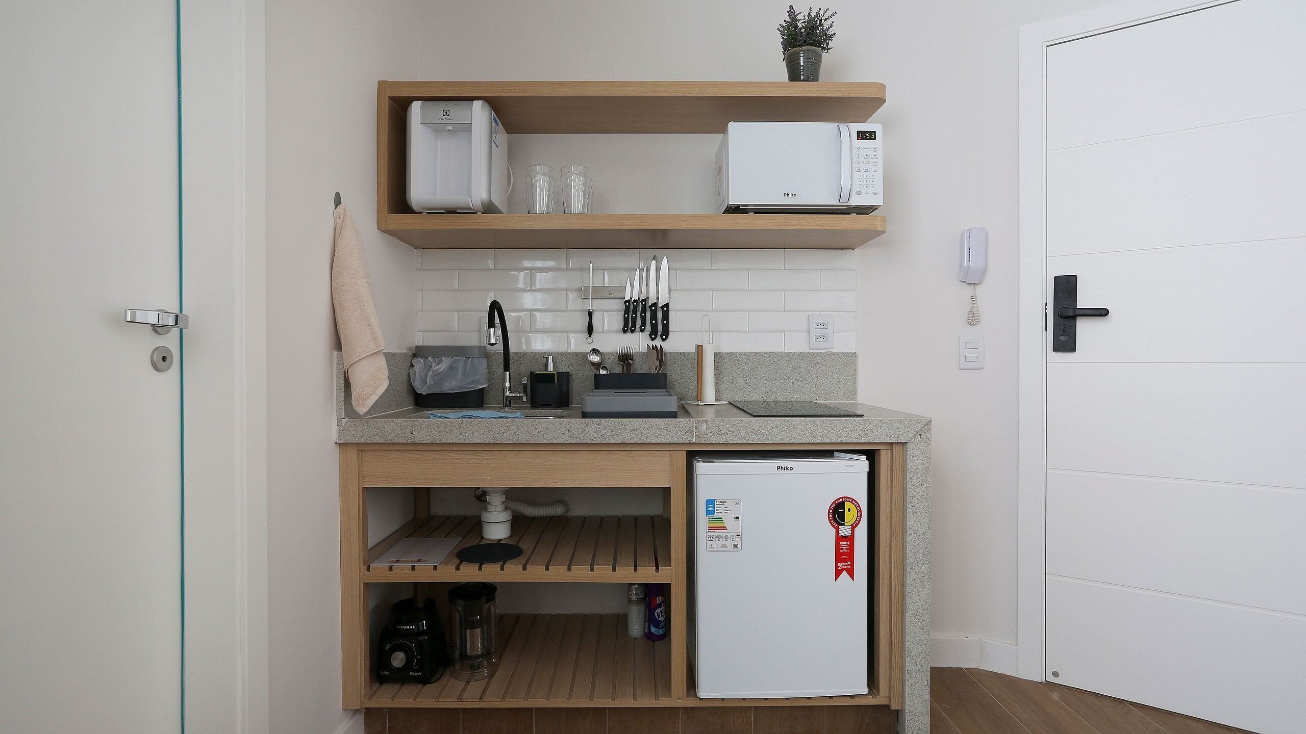 Huoneisto | Yksityinen keittiö | Minijääkaappi, mikroaaltouuni, liesi, tehosekoitin