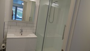 Sèche-cheveux, serviettes fournies, savon, papier toilette