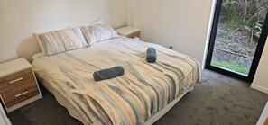 2 habitaciones, tabla de planchar con plancha, wifi y ropa de cama 