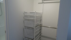 Interior - 75 metres from small safe beach. Sunsets to die for (Auckland)