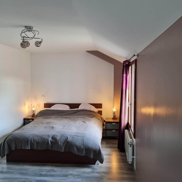 3 chambres, fer et planche à repasser, Wi-Fi, draps fournis