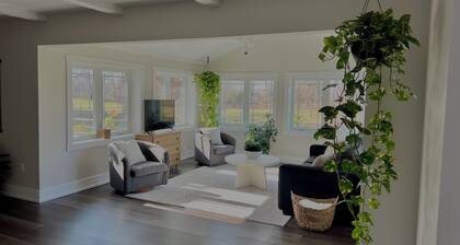 Charming 3-bedroom house with fenced in dog yard and playground and hottube