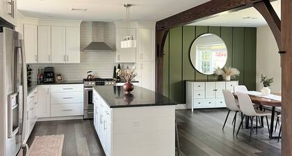 Charming 3-bedroom house with fenced in dog yard and playground and hottube