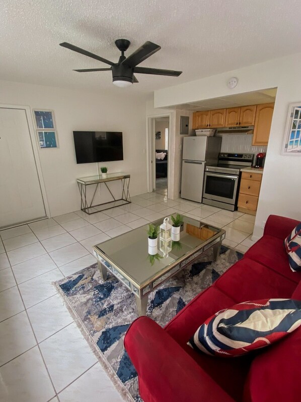 Living area - Spacious Villa #8 4-Minute Walk Beach (Pompano Beach)