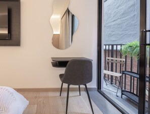 2 habitaciones, escritorio, tabla de planchar con plancha y wifi gratis 