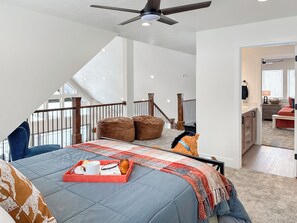 5 slaapkamers, een bureau, een strijkplank/strijkijzer, reisbedje