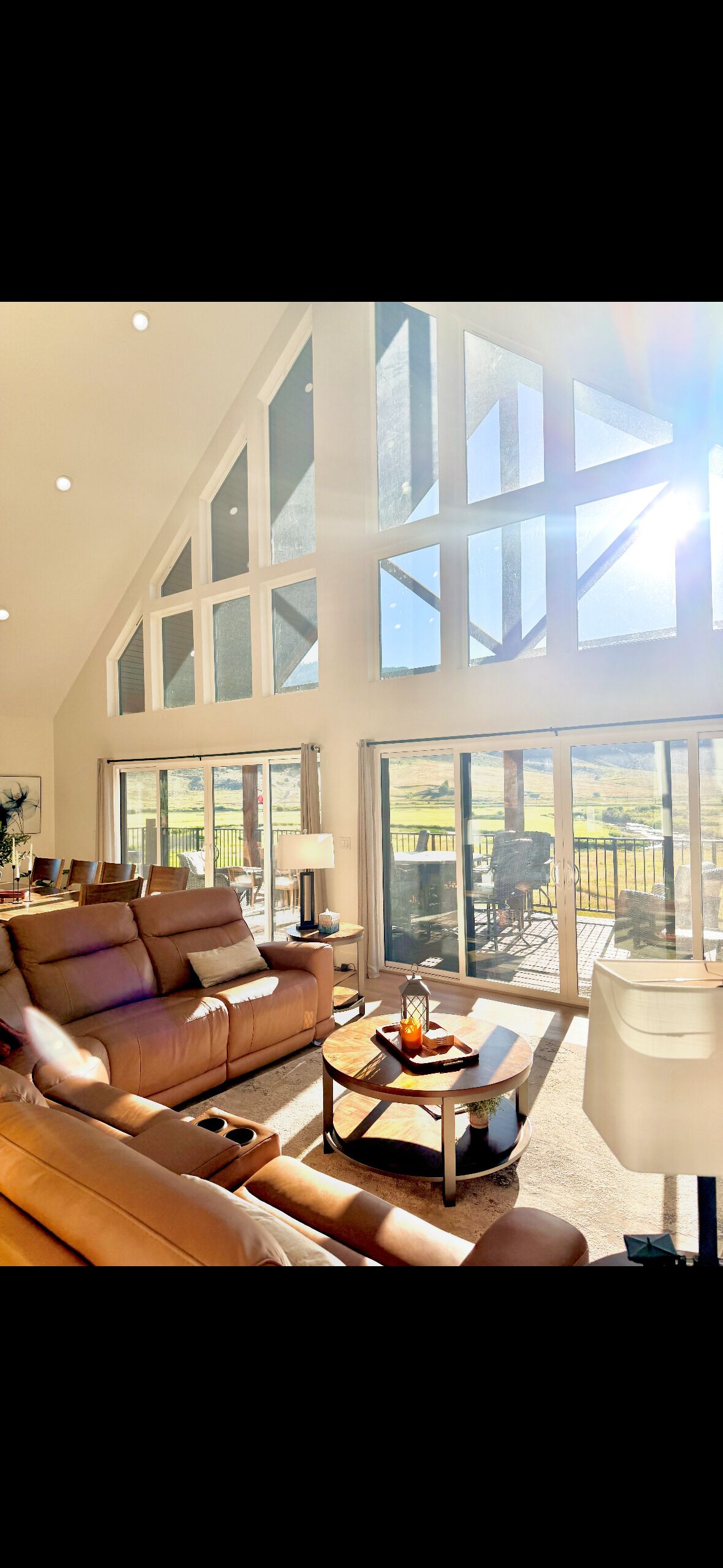 Smart-TV, Kamin, Videospiele, Bücher