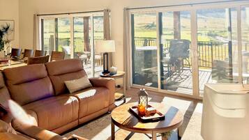 Smart-TV, Kamin, Videospiele, BĂŒcher