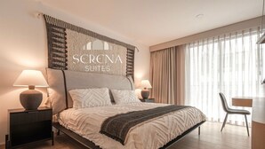 A hotel room with a bed, two bedside lamps, a desk, and a chair. - Luxurious Apartment In La Condesa (Ciudad de México)