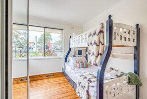 3 bedrooms, iron/ironing board, WiFi, bed sheets