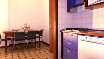 Fridge, microwave, coffee/tea maker, highchair