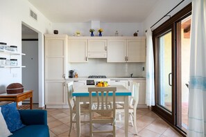 Fridge, oven, dishwasher, coffee/tea maker