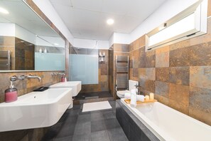 Een douche, een haardroger, handdoeken, zeep