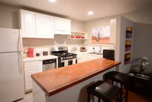Microondas, horno, placa de cocina y lavavajillas