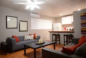 Smart TV - Midtown Gem! Sleeps 3 Near Richmond and Montrose (Houston)