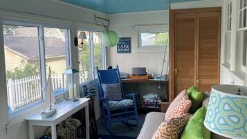 Smart TV, DVD player, livros, videoteca