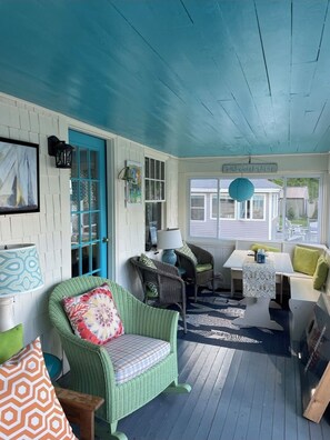 Smart TV, lettore DVD, libri, videoteca