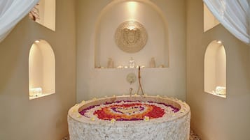 Deep-soaking bathtub