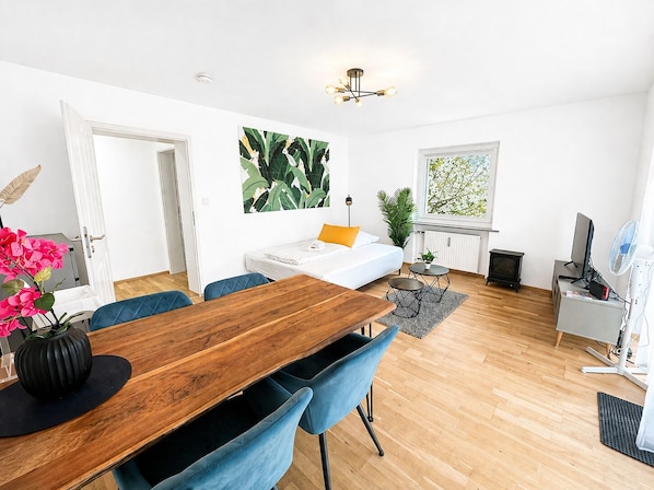 2 habitaciones, escritorio y tabla de planchar con plancha 