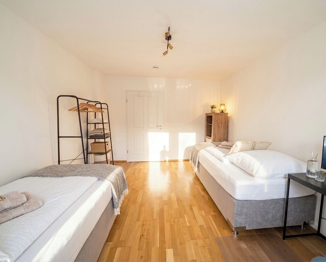 2 Schlafzimmer, Schreibtisch, Bügeleisen/Bügelbrett, Reisekinderbett
