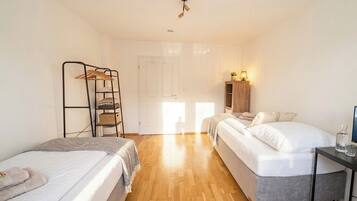 2 Schlafzimmer, Schreibtisch, Bügeleisen/Bügelbrett, Reisekinderbett